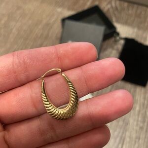 Macy’s 14K gold ribbed oval hoop earrings